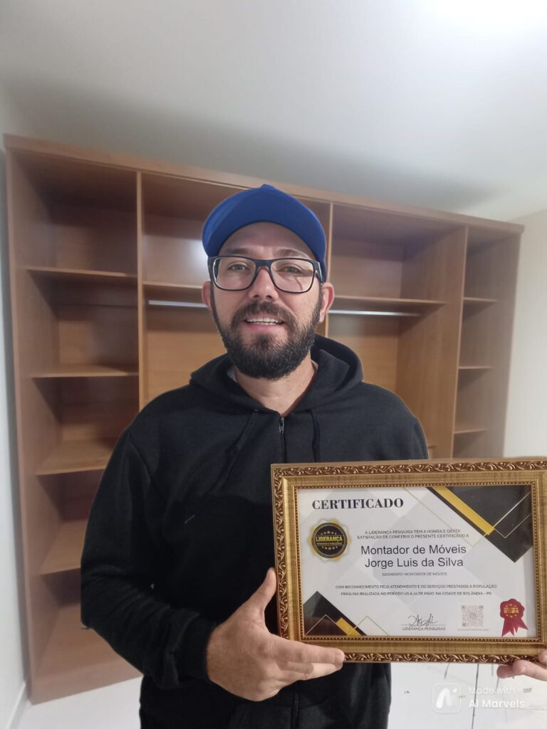 Montador de móveis Jorge Luis da Silva portando um certificado de reconhecimento