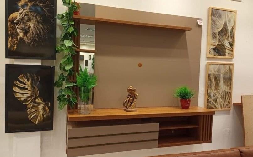 Painel suspenso para tv Painel para TV em MDF com prateleira superior e bancada com nichos, acabamento em tons amadeirado e bege. Móvel planejado ideal para sala de estar moderna, com decoração elegante e funcional