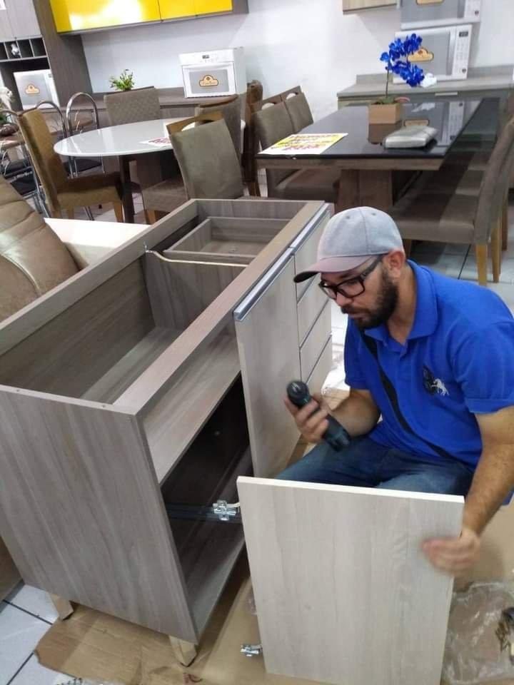 Montador de Moveis fazendo serviços de montagem eu um balcão de cozinha  com quatro gavetas e duas portas