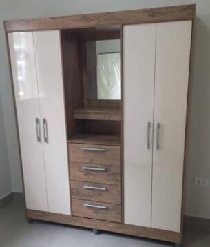 Guarda roupa com penteadeira Guarda Roupa com quatro portas e varias gavetas com penteadeira no meio nas cores de madeira e bege