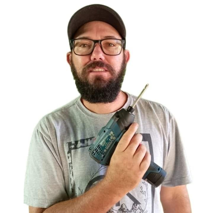 Montador de Moveis segurando parafusadeira Montador de móveis profissional segurando parafusadeira elétrica, pronto para montagem de móveis planejados e modulados. Especialista em marcenaria residencial com ferramentas adequadas para montagem eficiente e precisa