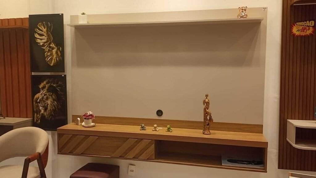 Painel para TV em MDF com prateleira superior e bancada com nichos, acabamento em tons amadeirado e bege. Móvel planejado ideal para sala de estar moderna, com decoração elegante e funcional