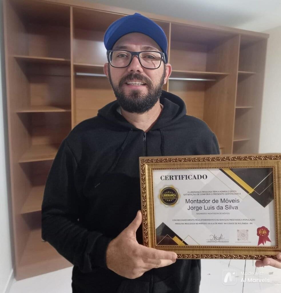 Montador de móveis Rolandia Jorge Luis da Silva segurando certificado de excelência em montagem de móveis planejados e modulados, destacando-se pela qualidade e reconhecimento no setor de marcenaria residencial